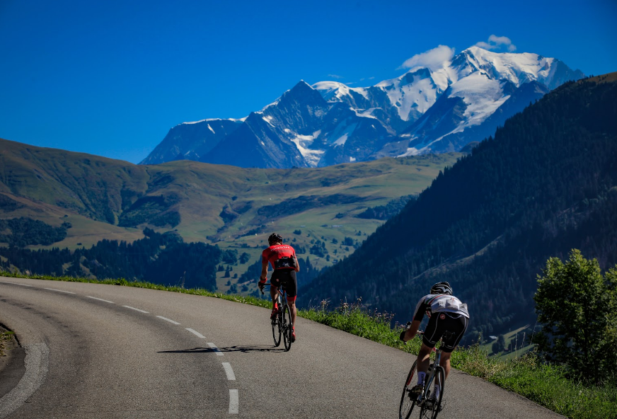 Wielrenners fietsen door een bergendal