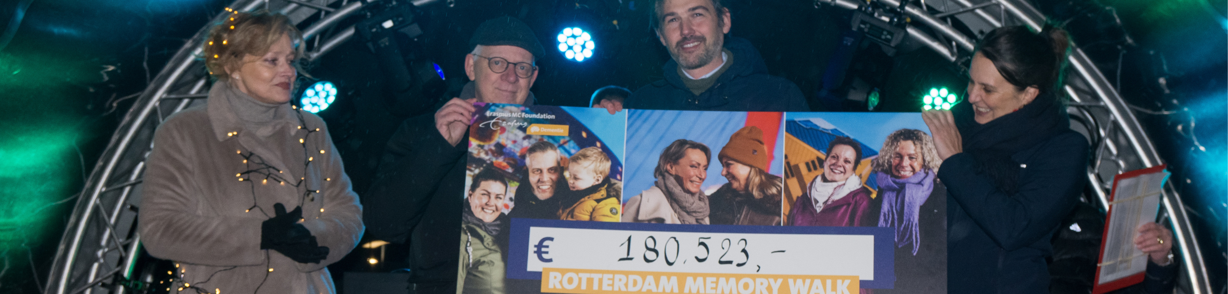 Cheque uitreiking Rotterdam Memory Walk 2023