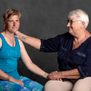 Willemijn Meijer en Etha Meijer hebben samen een tatoeage laten zetten ter herinnering aan de transplantatie