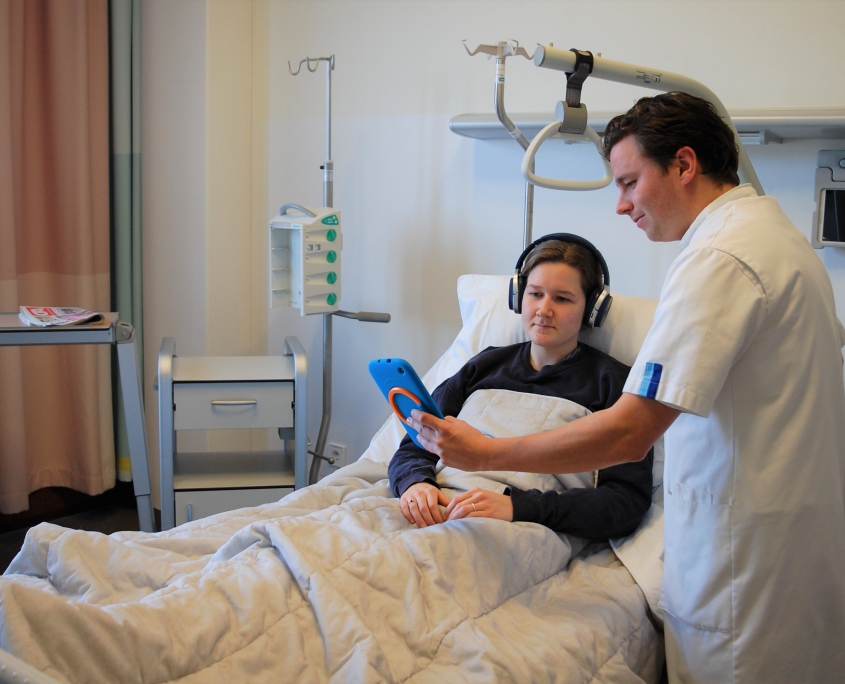Patiënt gebruikt muziek als medicijn in het ziekenhuis