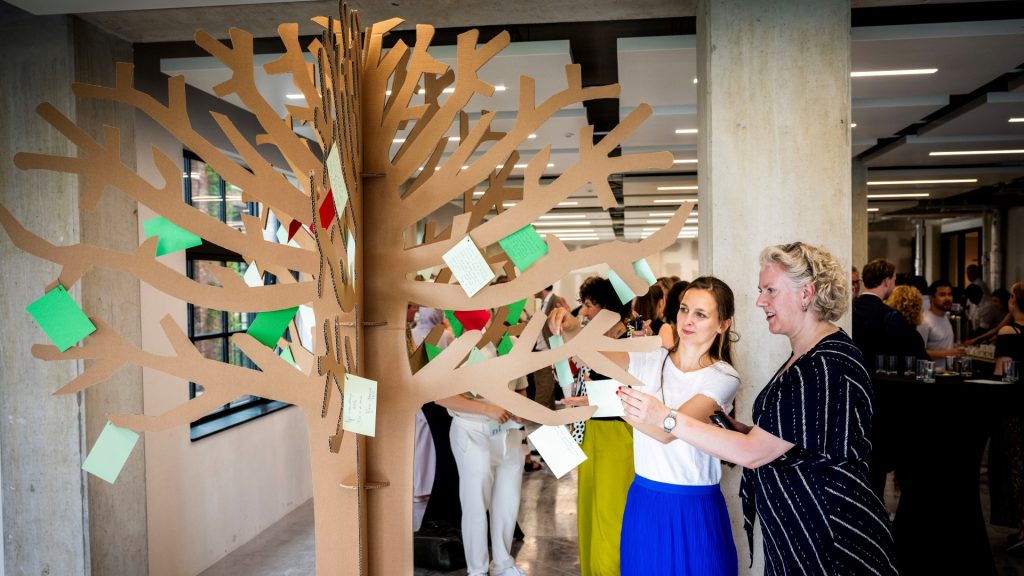 Tijdens de opening mochten aanwezigen in een kansenboom een wens ophangen voor het nieuwe centrum.