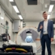 Peter van Hulst staat voor de gespecialiseerde ambulance voor patiënt met mogelijke beroerte