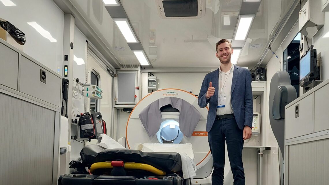 Peter van Hulst staat voor de gespecialiseerde ambulance voor patiënt met mogelijke beroerte