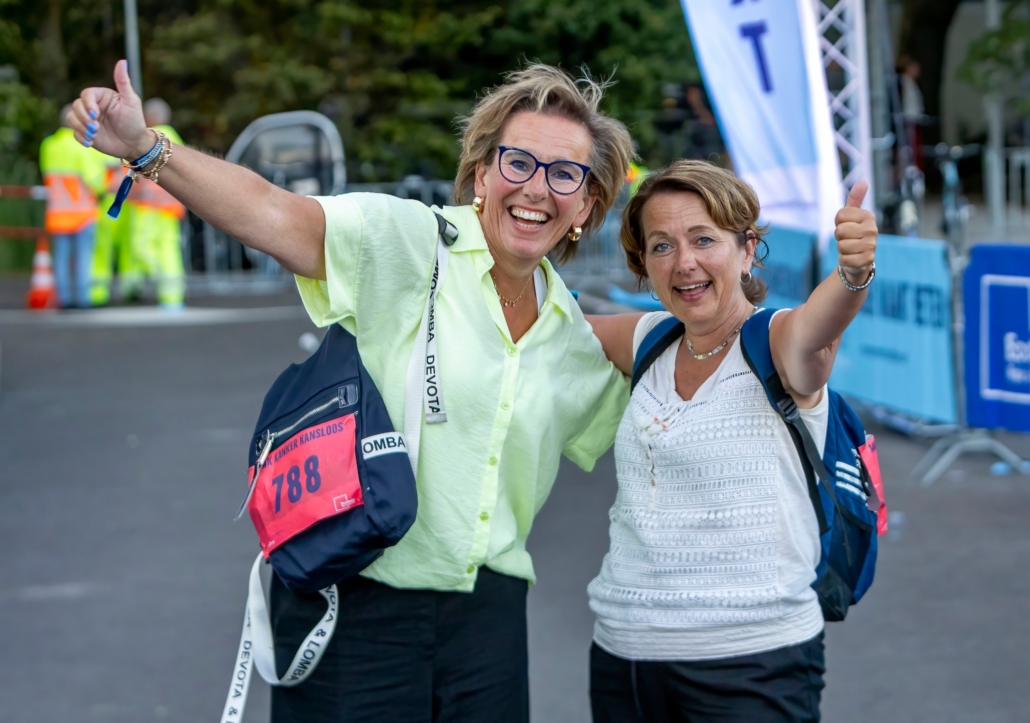 Twee deelnemers finishen bij de Rotterdam Charity Run 2025
