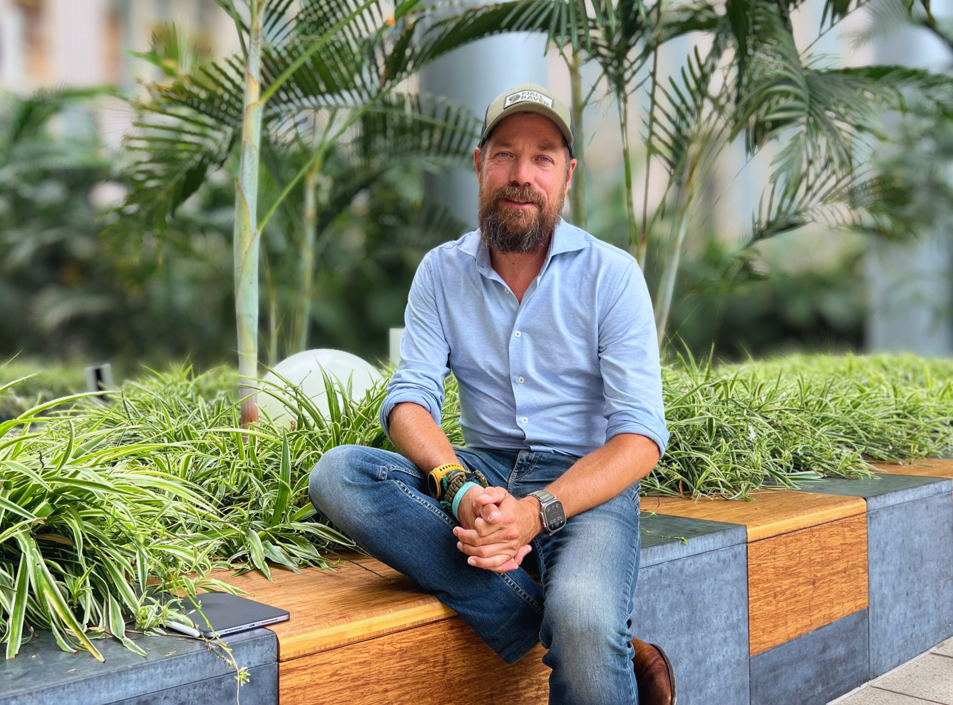 Marten van Gilst zit in de Tuin der Verbondenheid, de plek waar de donor ere plek komt